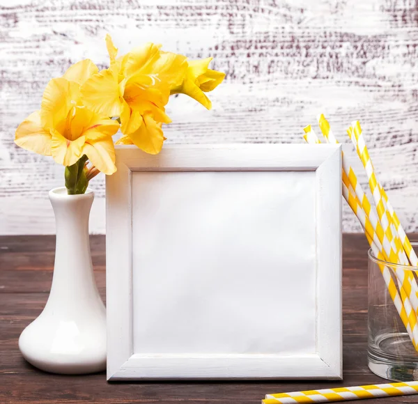 Metin veya resim tablo için yer ile beyaz boş çerçeve kablosuz