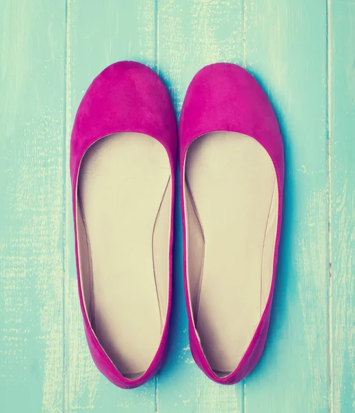 Růžový žena boty na modré barevné dřevěné pozadí — Stock fotografie