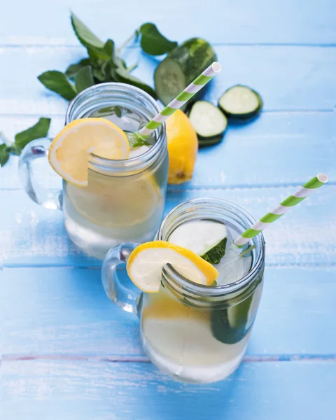 Dos frascos de vidrio con agua de desintoxicación de pepino de limón —  Fotos de Stock