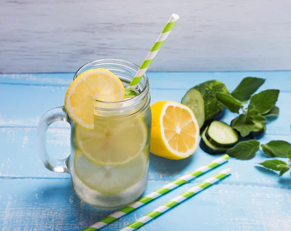 Agua de desintoxicación de limón y pepino en un frasco de vidrio —  Fotos de Stock