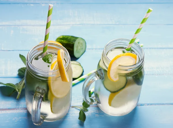 Limón pepino agua de desintoxicación en frascos de vidrio — Foto de Stock