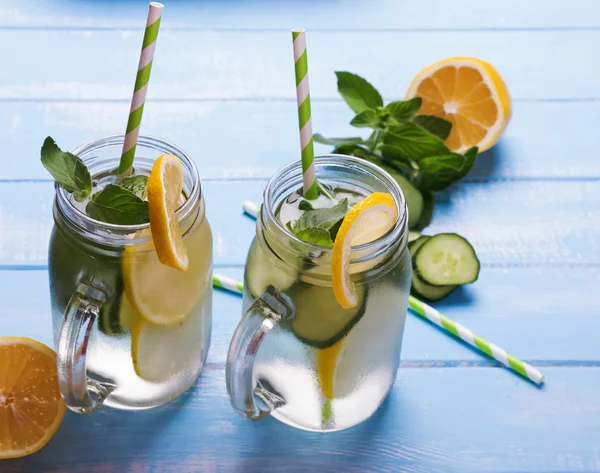 Agua de desintoxicación de limón y pepino en frascos de vidrio — Foto de Stock