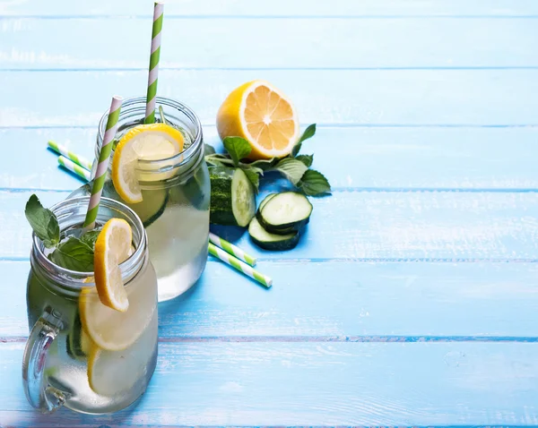 Agua de desintoxicación de limón y pepino en frascos de vidrio — Foto de Stock