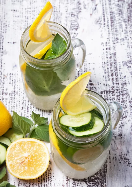 Agua de desintoxicación de limón y pepino en frascos de vidrio —  Fotos de Stock