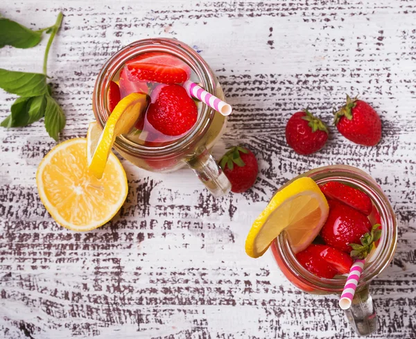 Çilek ve limon suyu cam kavanozlara Detoks — Stok fotoğraf