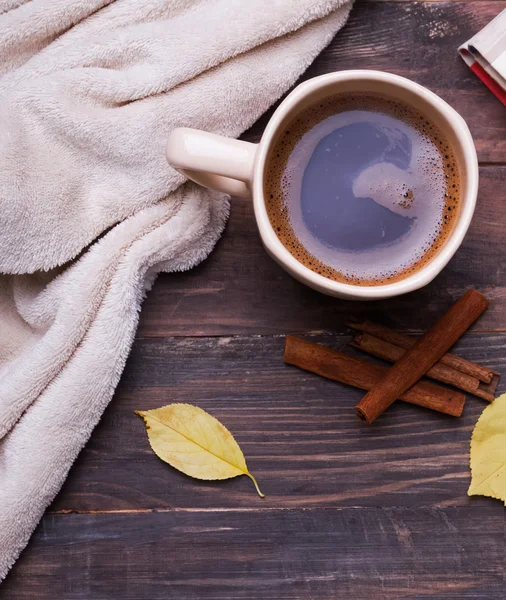 Kopp kaffe och mysig blaket på trä backrgound — Stockfoto