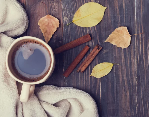 Kopp kaffe, böcker, filt och gula blad — Stockfoto