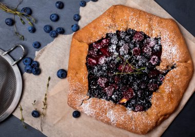 Berry Galette'ye yaban mersini, bal ve kekik ile