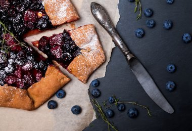 Rustik gevrek pasta yaban mersini ve kekik ile,