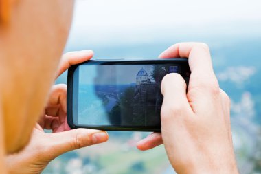 Adamın elleri bir akıllı telefon ile resim yapma