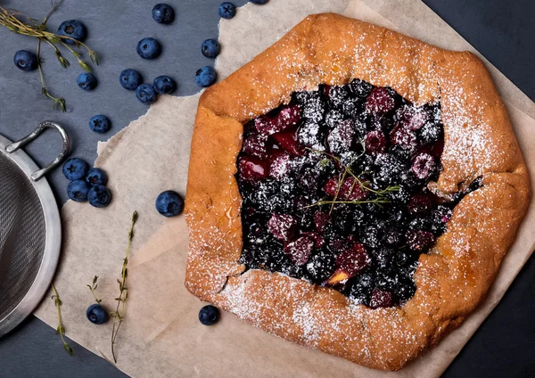 Berry galette med blåbär, honung och timjan — Stockfoto