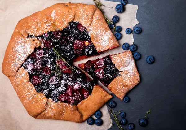 Karanlık tarzı fotoğraf yaban mersini ile rustik berry gevrek pasta ve — Stok fotoğraf