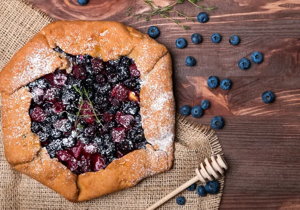 Rustic crispy pie with blueberries — Stock Photo, Image