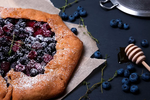 Foto de estilo oscuro de pastel crujiente de bayas rústicas con arándanos —  Fotos de Stock