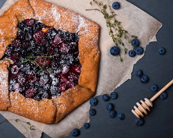 Rustic crispy pie with blueberries, thyme and honey — Stock Photo, Image