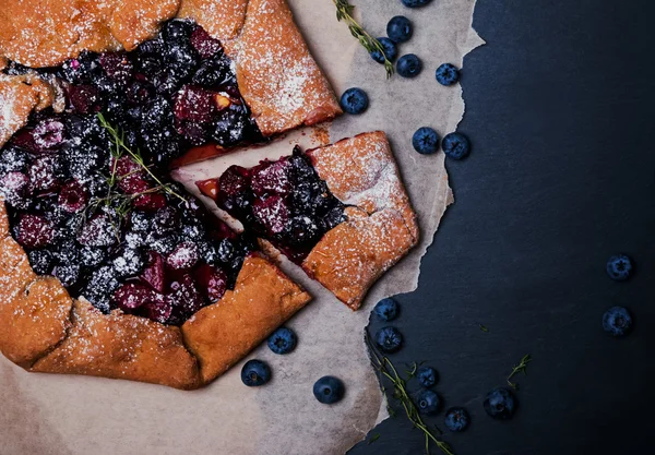 Rustic style crispy pie with blueberries and thyme. Dark toned p — Stock Photo, Image