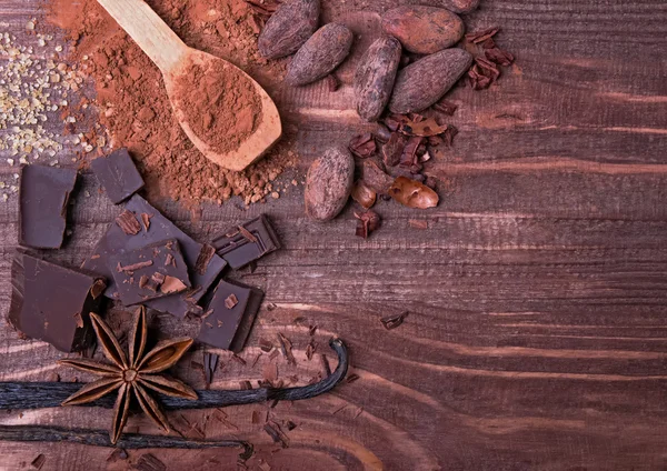 Chocolate, granos de cacao, cacao en polvo y especias —  Fotos de Stock