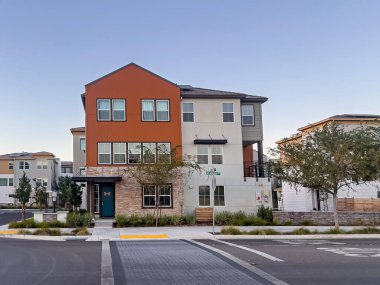 Malzeme ve renklerin karışımıyla modern bani konağı.