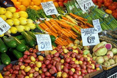 Renkli çiftçiler fiyat etiketli taze sebze pazarı