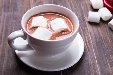 Ahşap masa kakao marshmallows ile sıcak