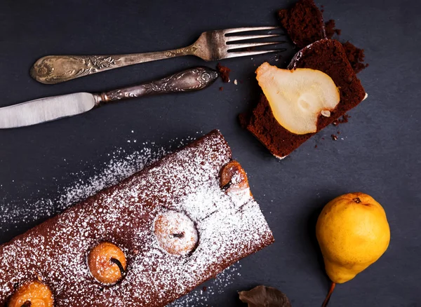 Mörka stil foto chokladkaka med päron — Stockfoto