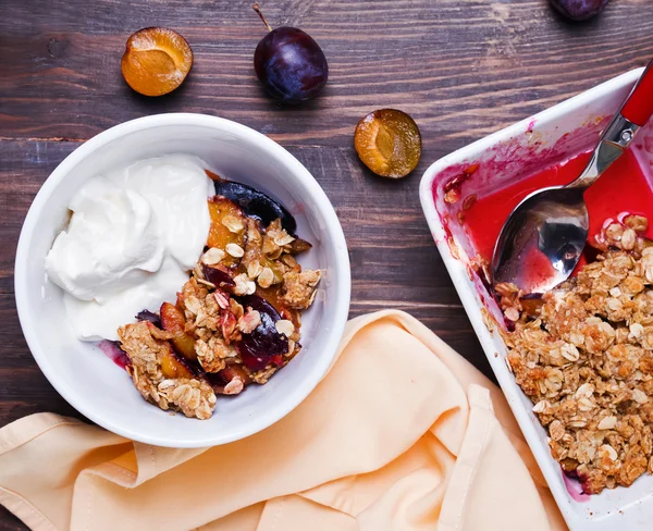 Healthy oatmeal crumble with plums — Stock Photo, Image