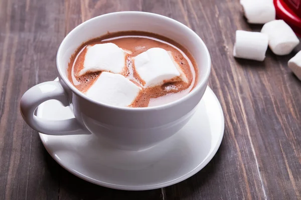 Cacao caliente con malvaviscos la mesa de madera — Foto de Stock