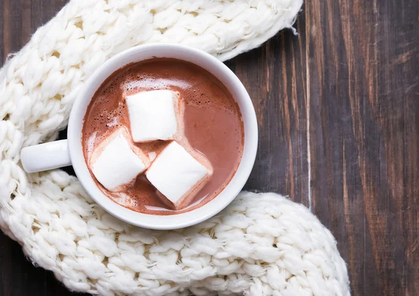 Hot cocoa with marshmallows and warm knitted scarf — Stock Photo, Image