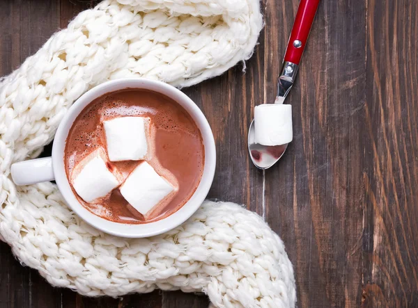 Cacao caliente con malvaviscos en taza blanca — Foto de Stock
