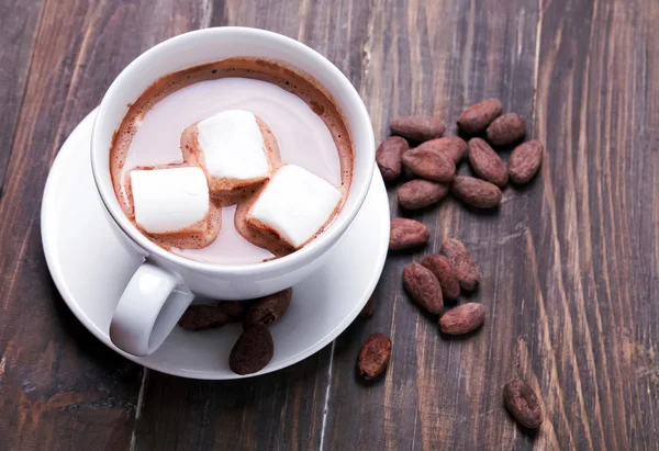 Hot chocolate with marshmallows and cocoa beans — Stock Photo, Image