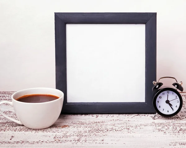 Marco en blanco, taza de café y despertador —  Fotos de Stock