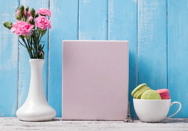 Blank poster, flowers and macarons in the cup — 图库照片