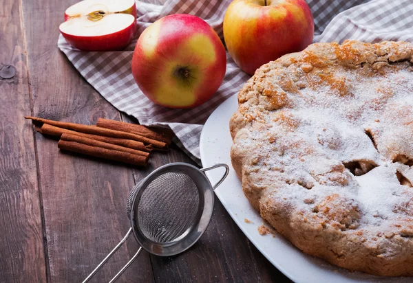 Homemade apple pie on the wooden table — Stock Photo, Image