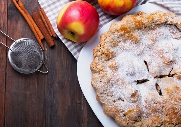 Torta di mele fatta in casa sullo sfondo di legno — Foto Stock