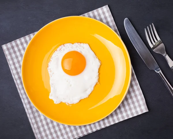 Fried egg on the yellow plate — ストック写真