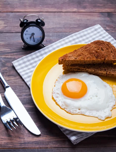 Huevo frito y pan en el plato amarillo — Foto de Stock