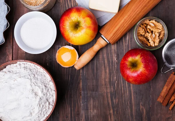 Інгредієнти та інструменти для приготування яблучного пирога — стокове фото