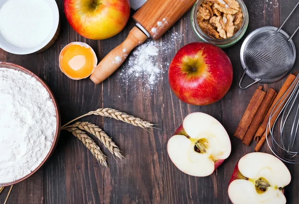 Ingredients and tools for making an apple pie — Stock Photo, Image