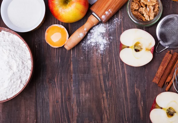 Ингредиенты и инструменты для приготовления яблочного пирога — стоковое фото