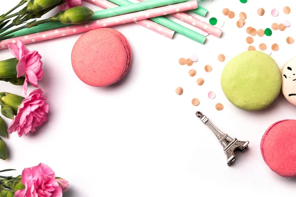 Macarons, Blumen und Souvenir Eiffelturm auf dem weißen Backgro — Stockfoto