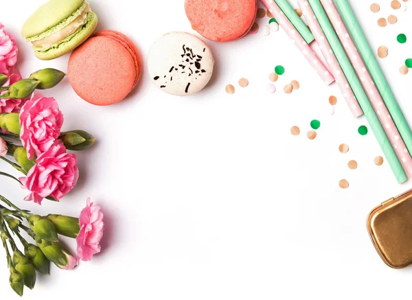 Macarons, paper straws, flowers and confetti on the white backgr — Stock Photo, Image