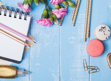 Mavi renkli masadaki sevimli küçük şey