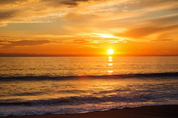 Prachtige zonsondergang op de oceaan — Stockfoto