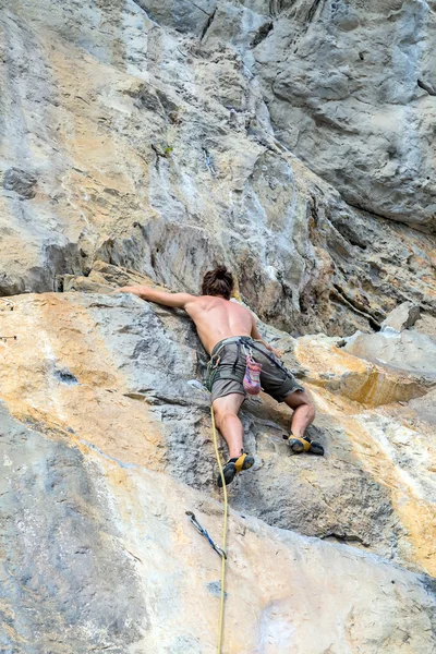 Mann Bergsteiger Extremsport — Stockfoto