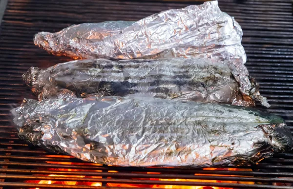 Сэндвичи с барбекю Пожарный гриль крупным планом — стоковое фото
