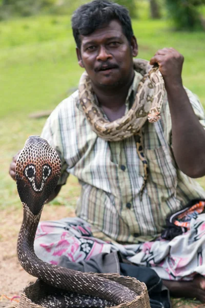 Fakir playing with cobra magic — Stockfoto