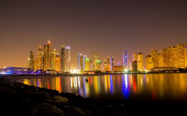 Dubai Yat Limanı gece manzarası