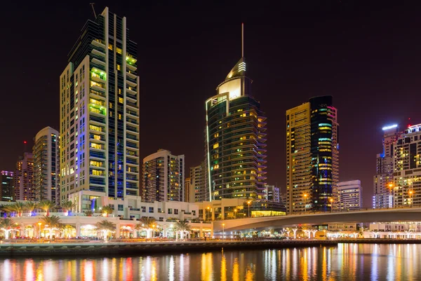 Marina de Dubaï City dans une nuit d'été — Photo