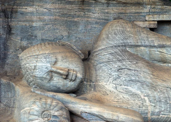 Estátua de Buda esculpida na rocha — Fotografia de Stock