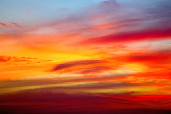 Драматичні хмари заходу сонця — стокове фото
